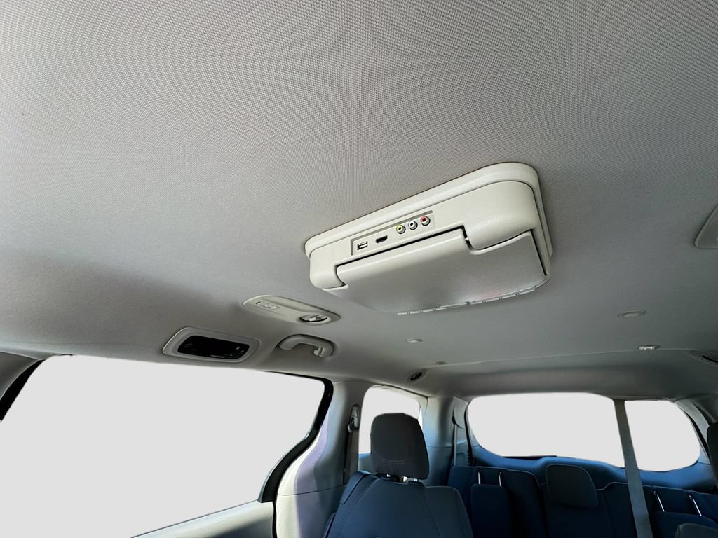 Used 2017 Chrysler Pacifica Touring FWD image 29