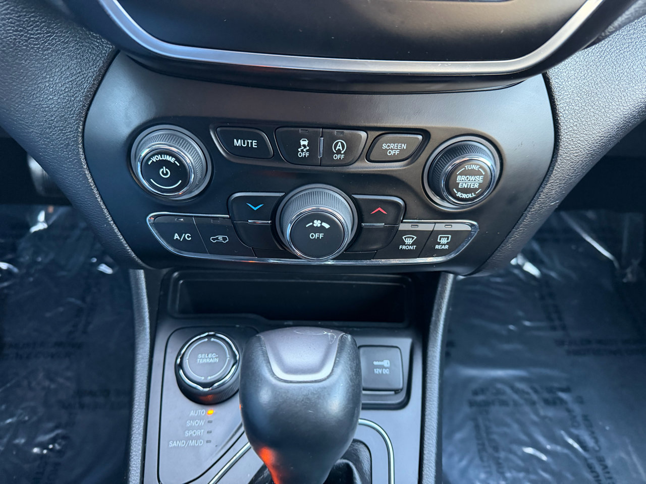 Used 2020 Jeep Cherokee Latitude Plus w/ Cold Weather Group image 14