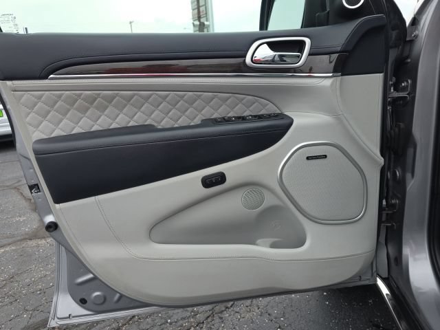 Used 2020 Jeep Grand Cherokee Summit AWD/4WD image 9