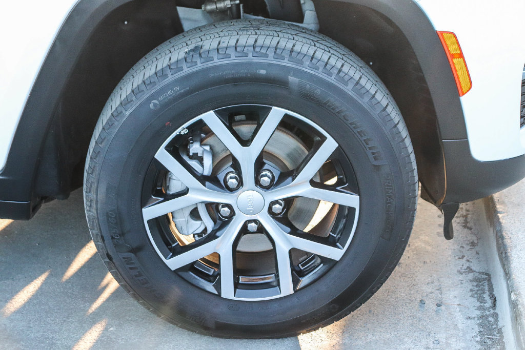 Used 2024 Jeep Grand Cherokee Limited RWD image 11