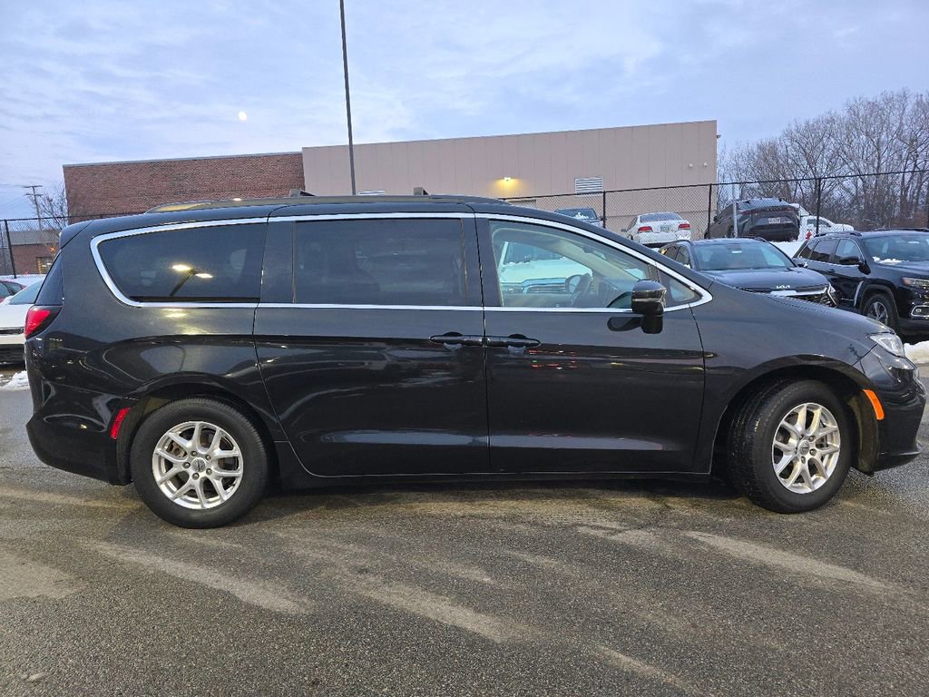 Used 2022 Chrysler Pacifica Touring-L image 14