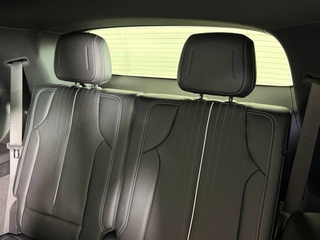 Certified 2026 Cadillac Vistiq Luxury w/ LPO, Floor Liner Package AWD/4WD image 27