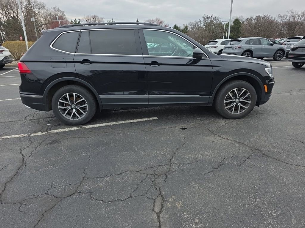 Used 2020 Volkswagen Tiguan SE w/ Panoramic Sunroof Package image 9