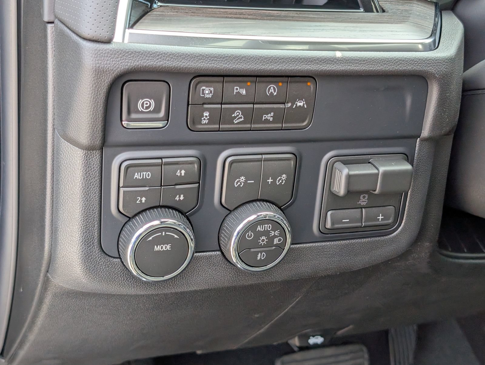 New 2026 Chevrolet Suburban Premier AWD/4WD image 23