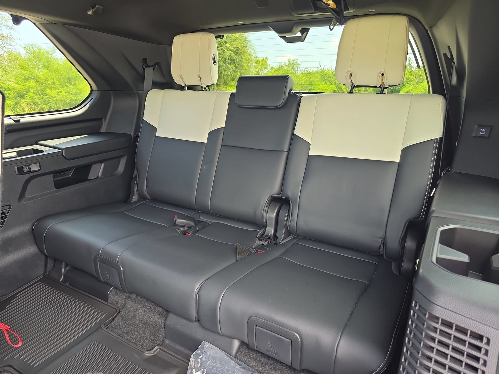 Used 2024 Toyota Sequoia Capstone AWD/4WD image 33