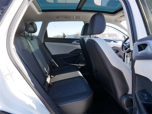 Certified 2025 Volkswagen Taos SE w/ Panoramic Sunroof Package image 19
