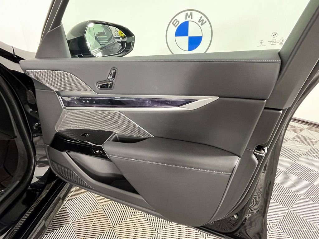 Used 2025 BMW 760i xDrive w/ Premium Package image 25