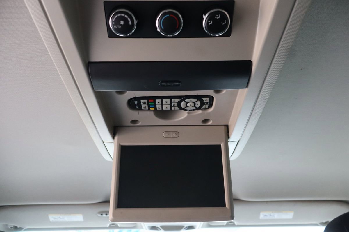 Used 2013 Chrysler Town & Country Touring image 31