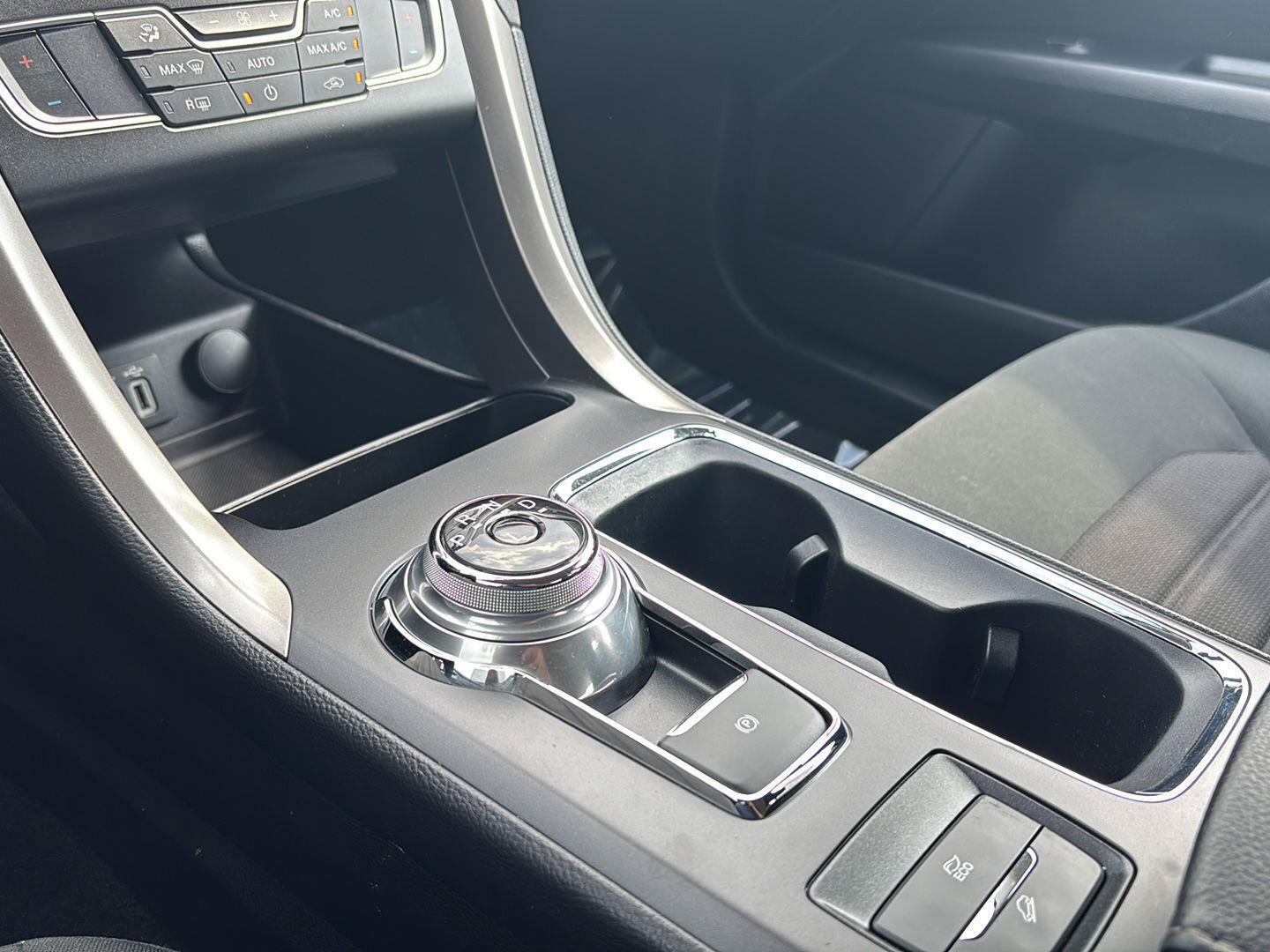 Used 2020 Ford Fusion SE FWD image 17