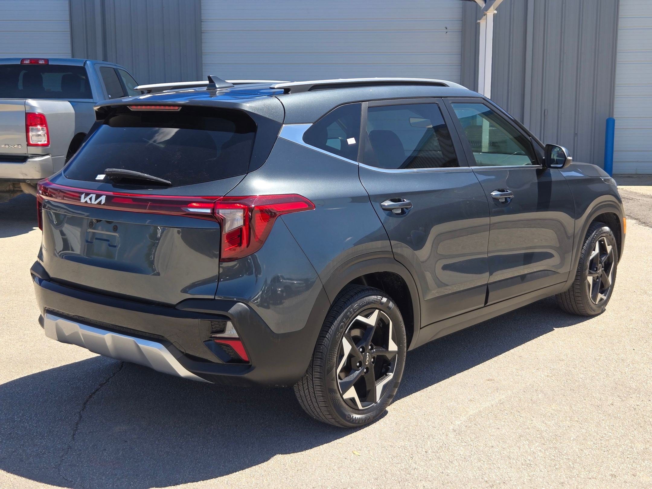 Used 2024 Kia Seltos EX FWD image 3