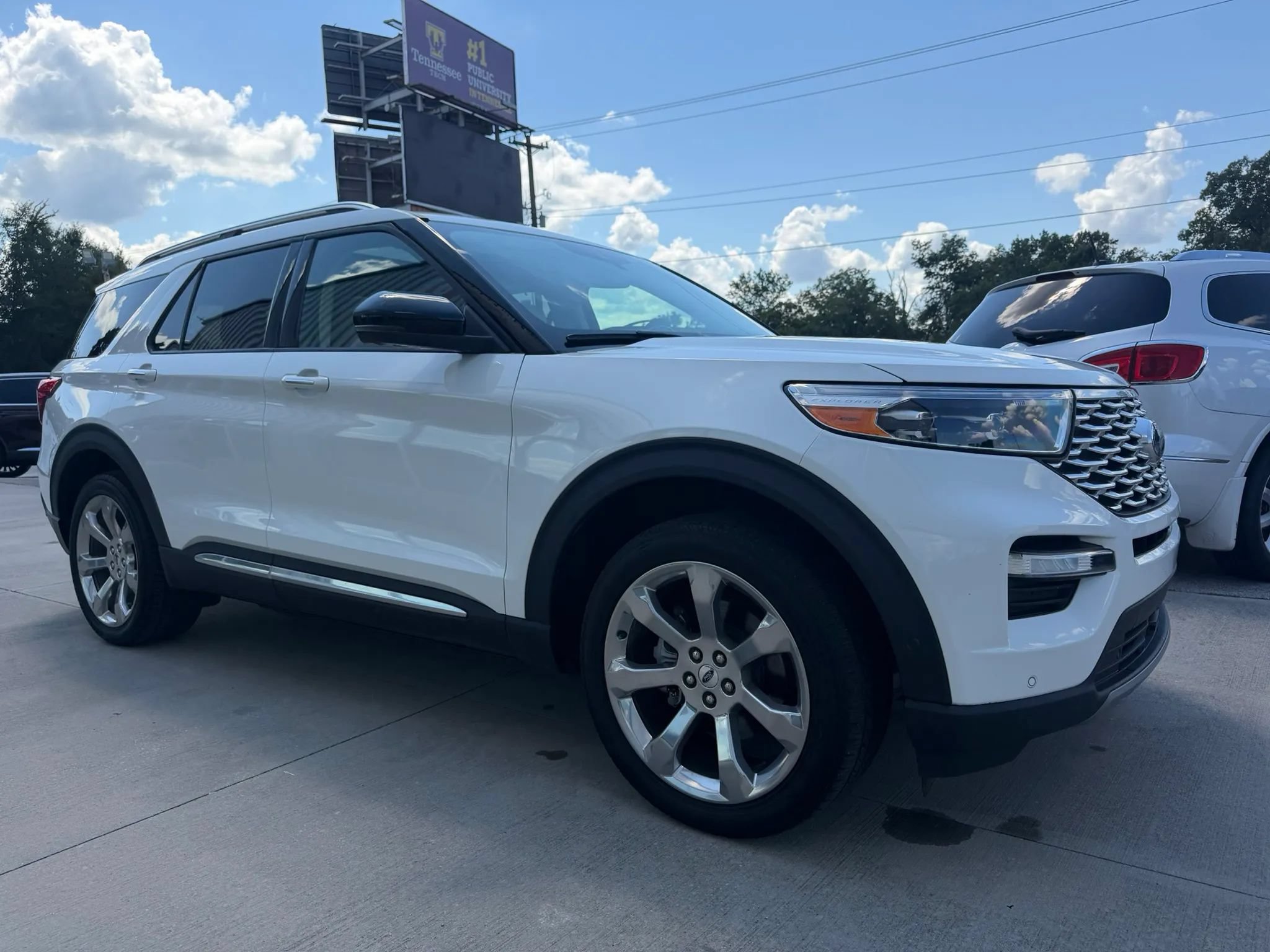 Used 2020 Ford Explorer Platinum w/ Premium Technology Package AWD/4WD image 5