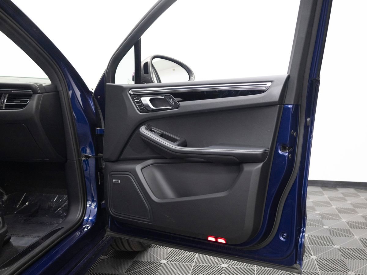 Certified 2025 Porsche Macan Turbo image 34