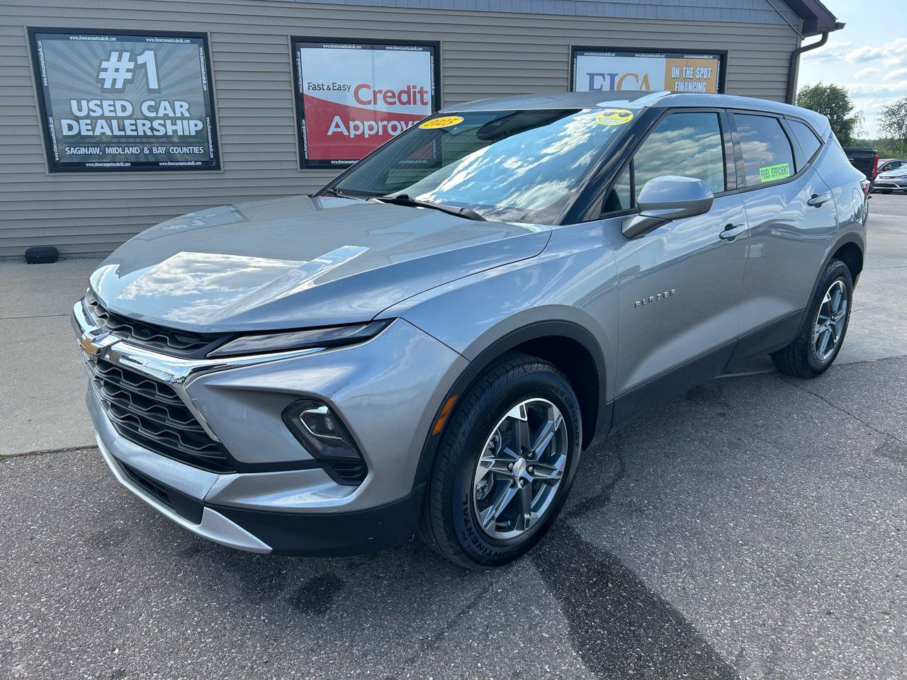 Used 2025 Chevrolet Blazer LT FWD image 1
