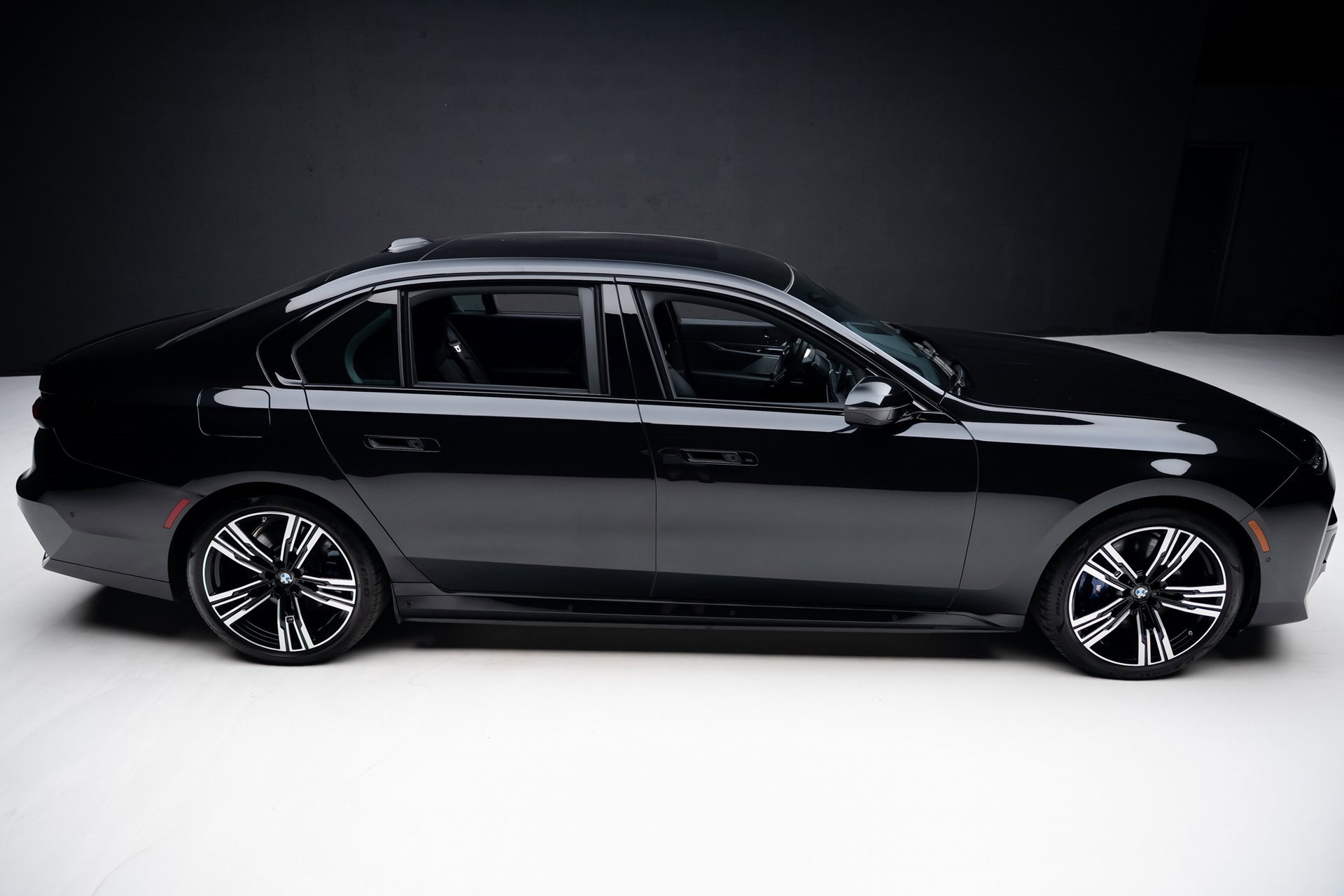 Used 2023 BMW i7 xDrive60 w/ Executive Package 2 image 33