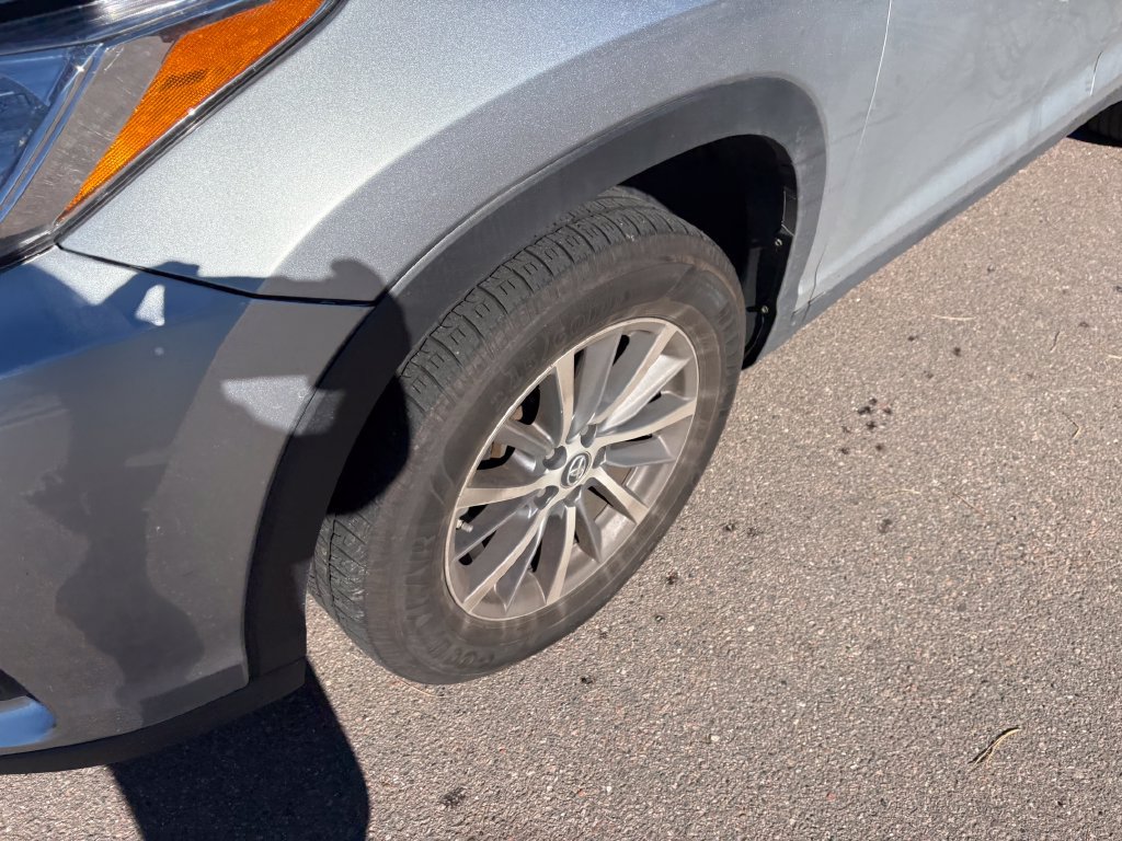 Used 2019 Toyota Highlander XLE FWD image 11
