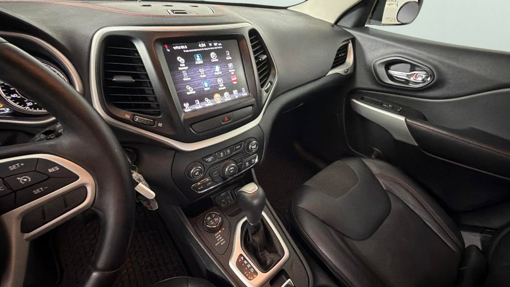 Used 2017 Jeep Cherokee Trailhawk AWD/4WD image 19