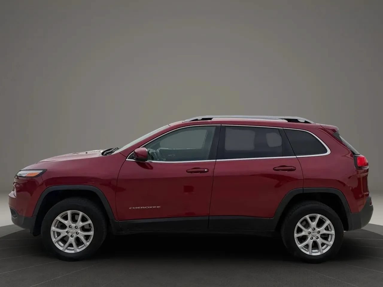 Used 2017 Jeep Cherokee Latitude w/ Cold Weather Group AWD/4WD image 4