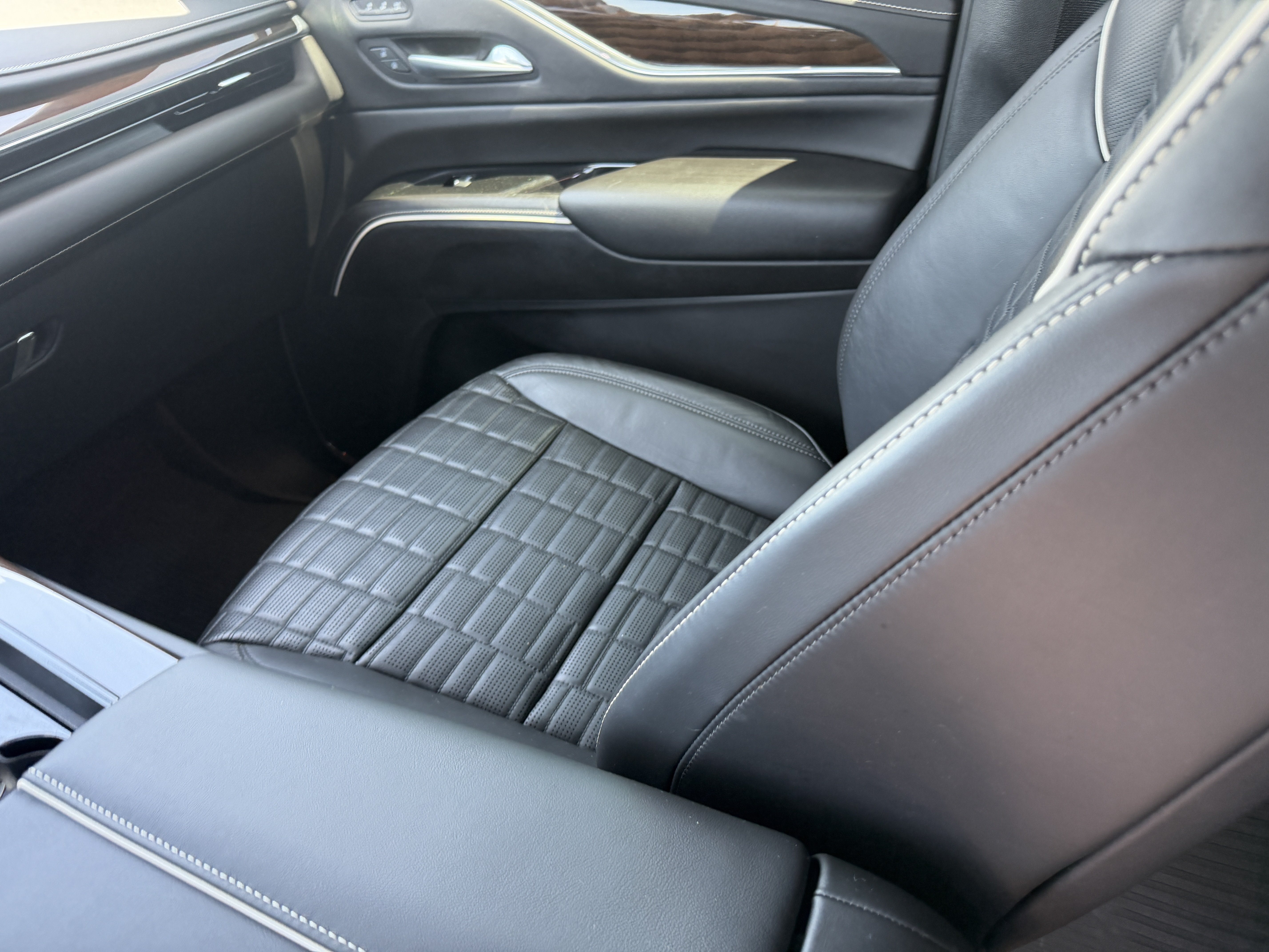 Certified 2024 Cadillac Escalade ESV Sport Platinum w/ LPO, ONYX Package AWD/4WD image 16