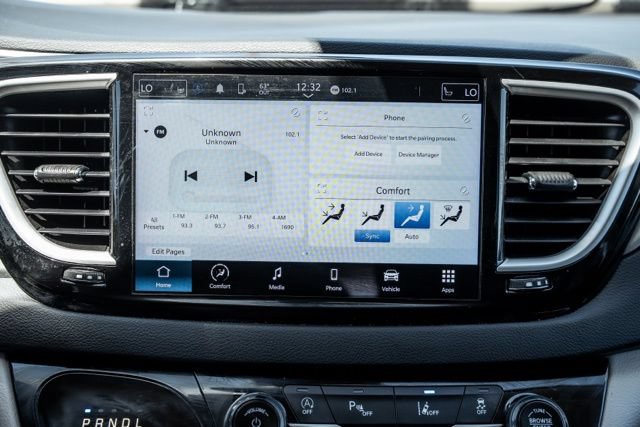 Used 2023 Chrysler Pacifica Touring-L FWD image 19