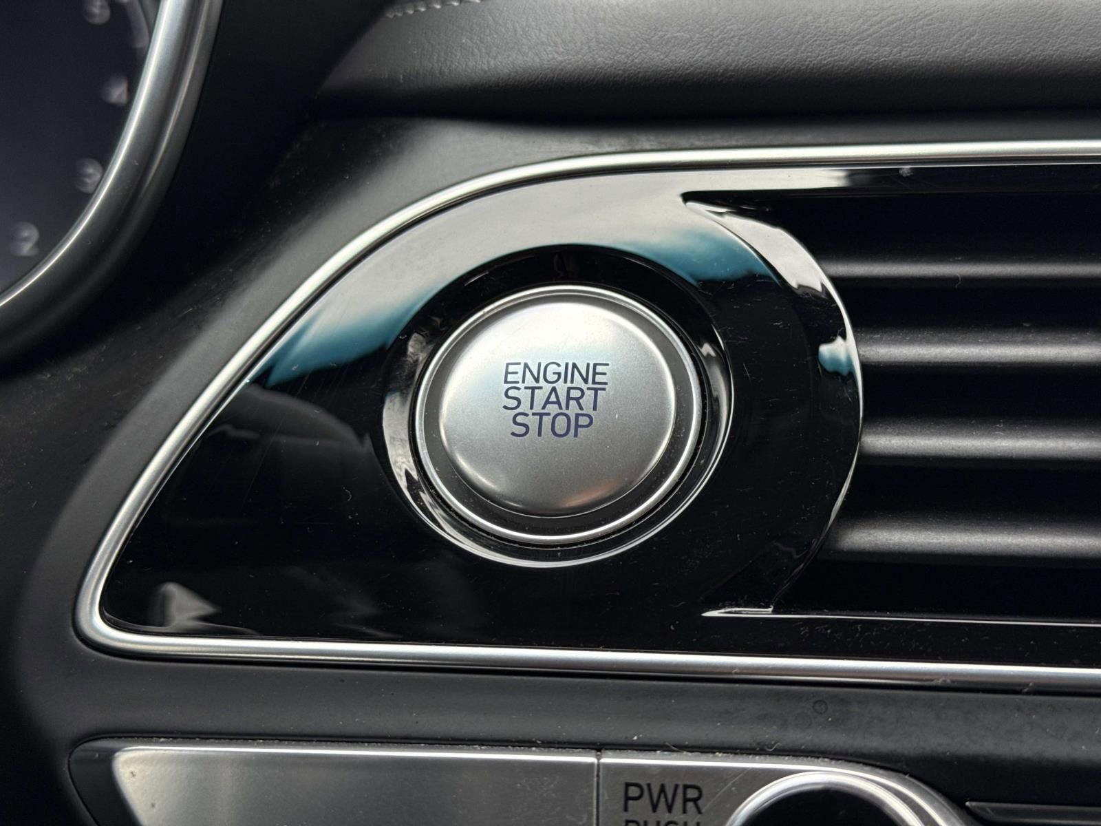 Used 2023 Genesis G70 2.0T image 19