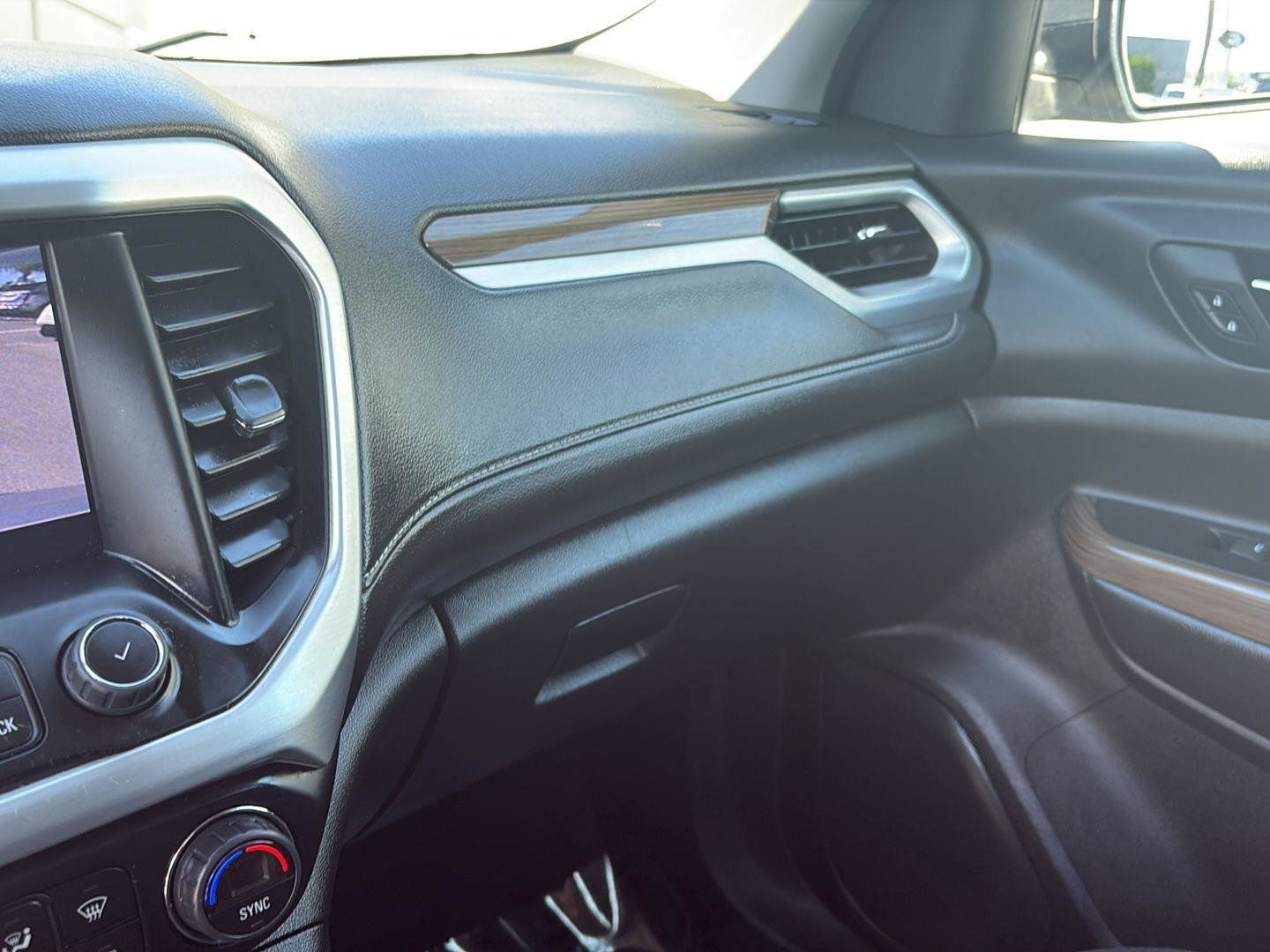 Used 2023 GMC Acadia SLE image 22