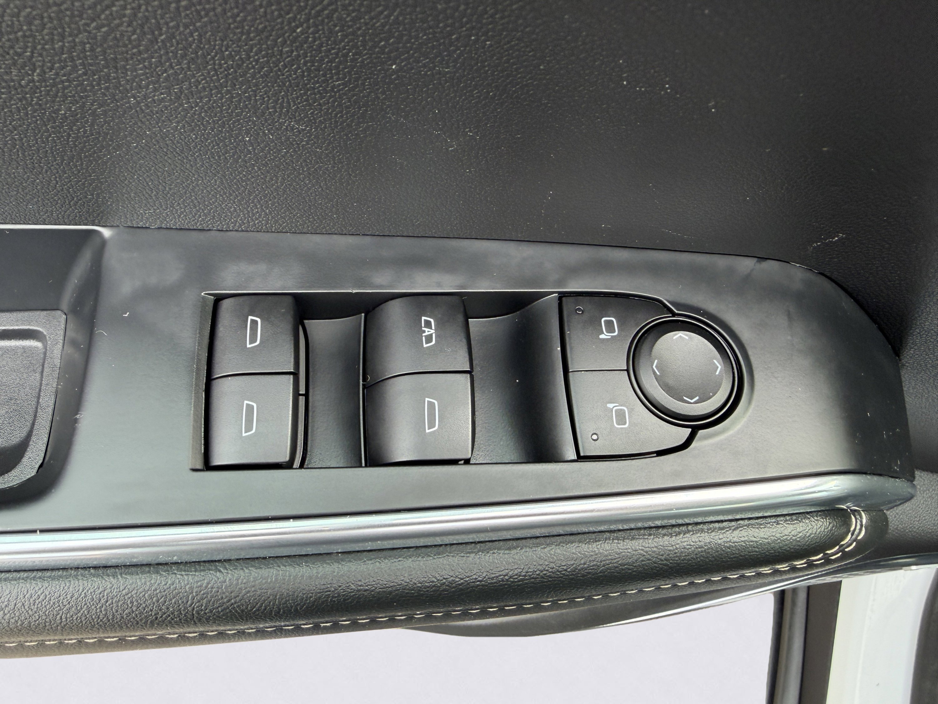 Used 2025 GMC Acadia Elevation image 27