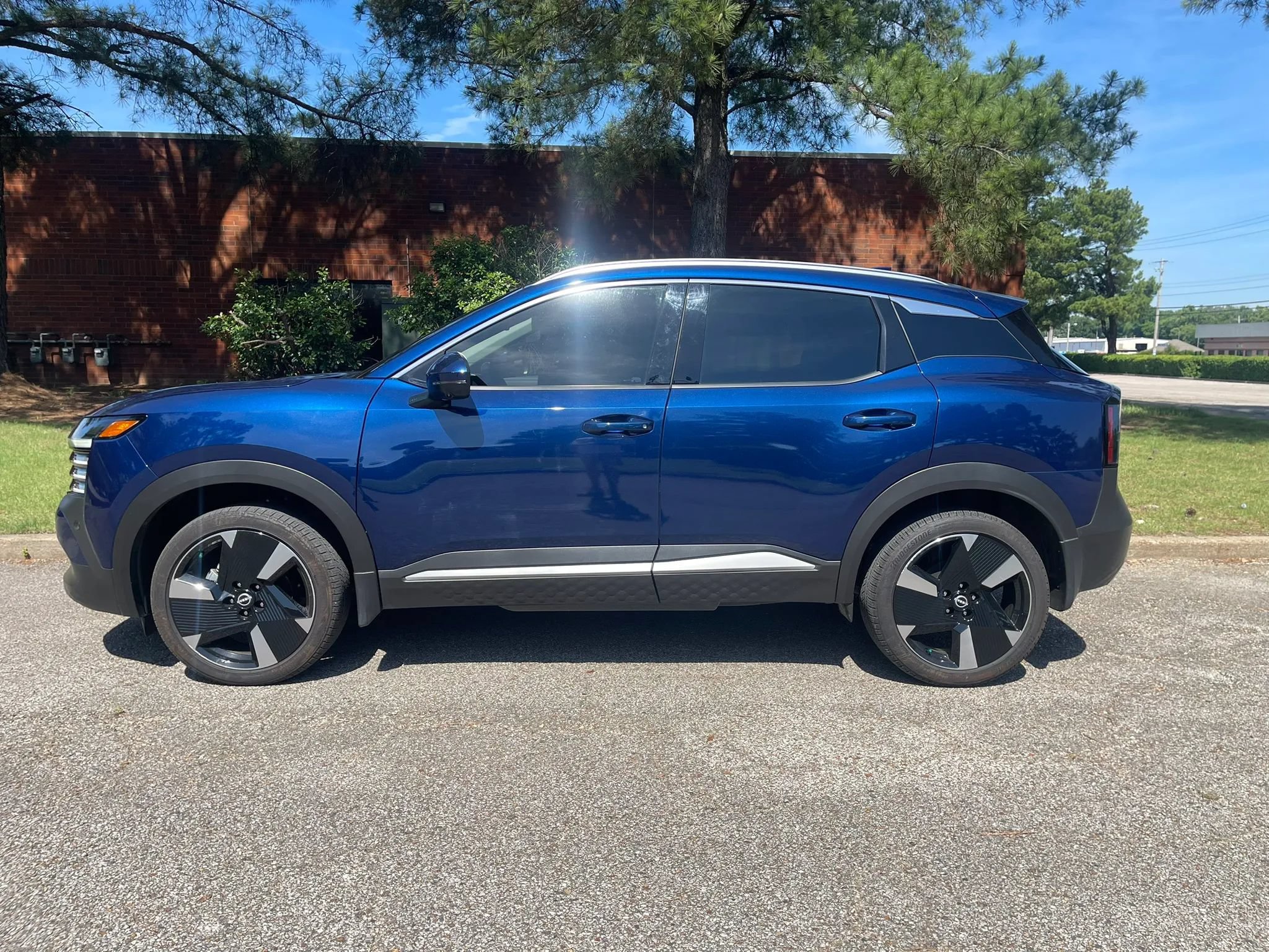 Used 2025 Nissan Kicks SR FWD image 2