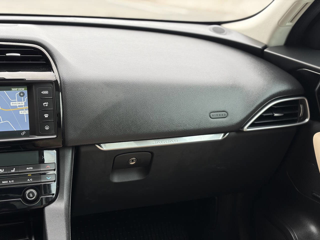 Used 2018 Jaguar F-PACE Premium image 26