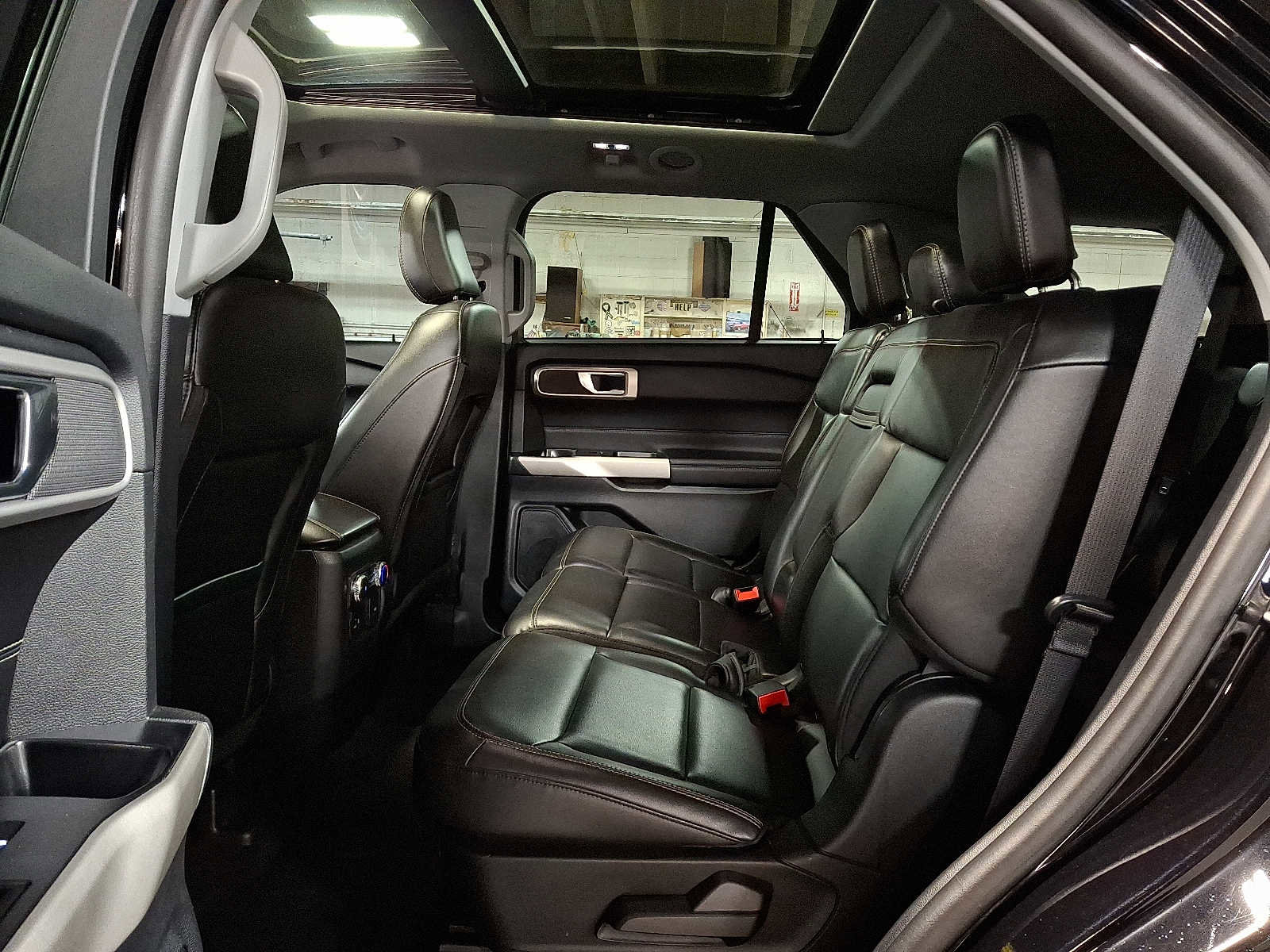 Used 2022 Ford Explorer XLT w/ Equipment Group 202A image 10