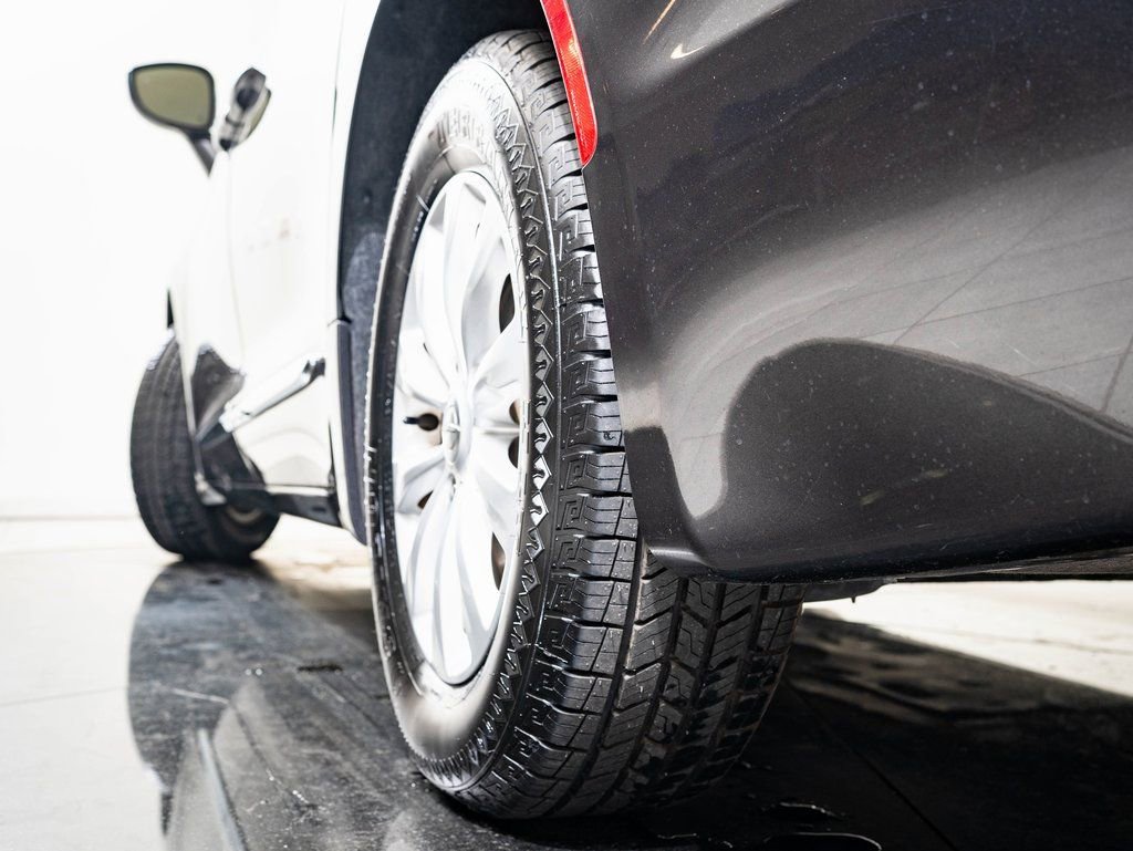 Used 2019 Chrysler Pacifica Touring-L image 38