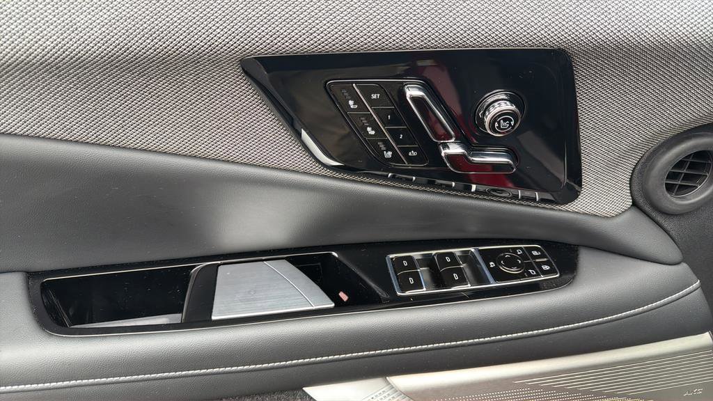 Certified 2025 Cadillac Optiq Sport 2 image 17