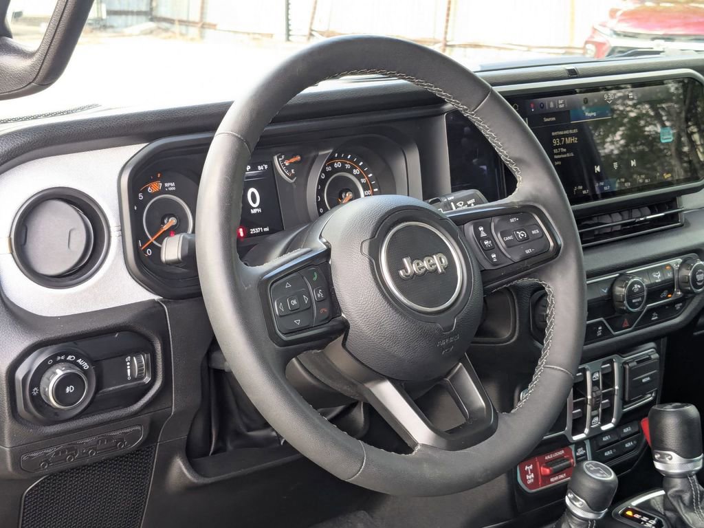 Used 2025 Jeep Wrangler Willys image 15