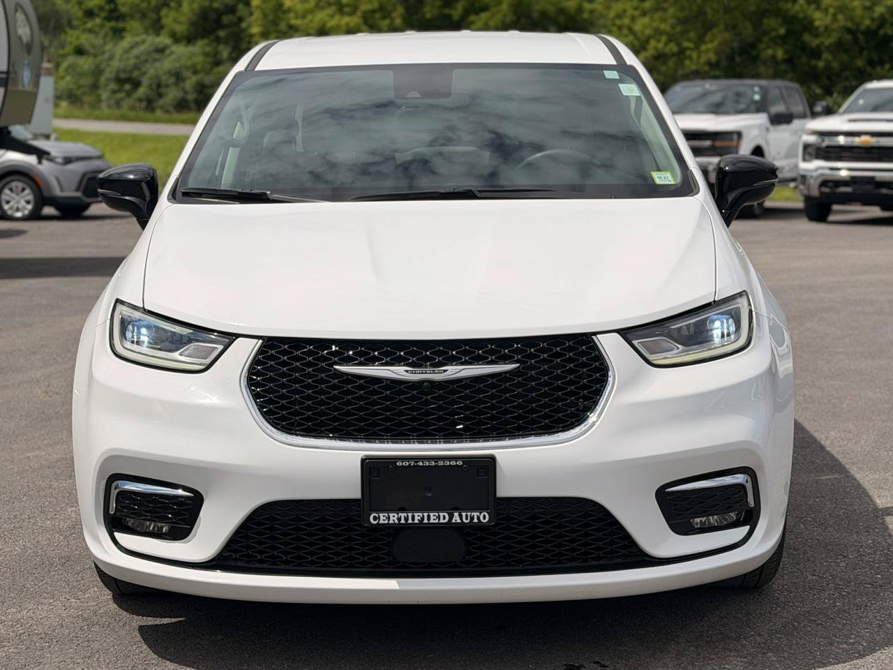 Used 2024 Chrysler Pacifica Touring-L FWD image 2