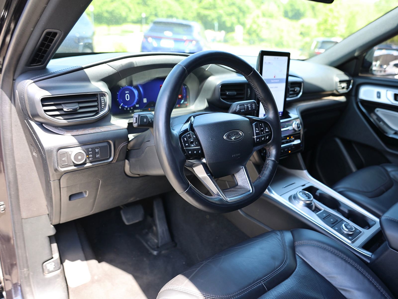 Used 2022 Ford Explorer Platinum w/ Equipment Group 601A AWD/4WD image 18