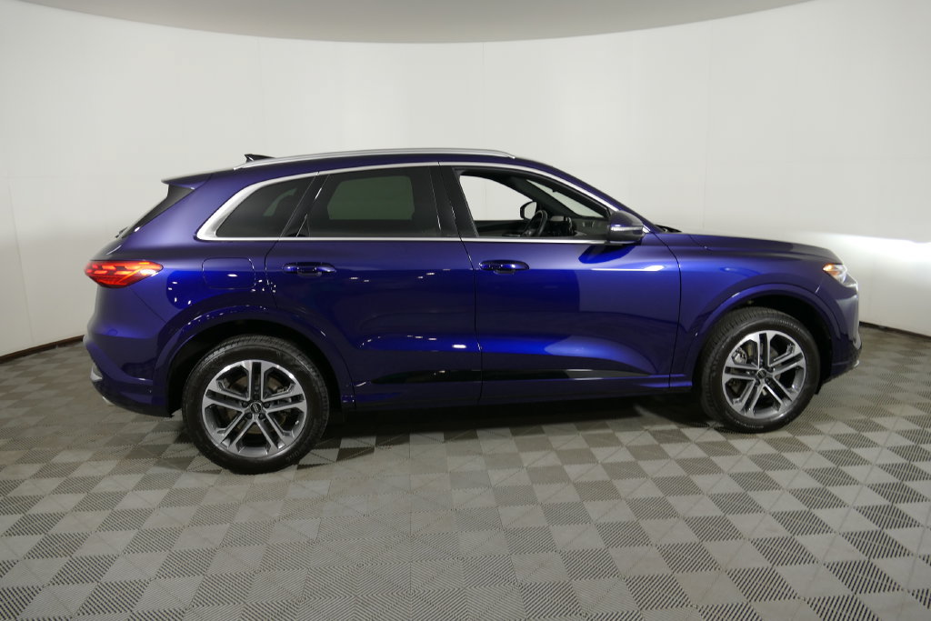 Certified 2025 Audi Q5 Premium AWD/4WD image 2