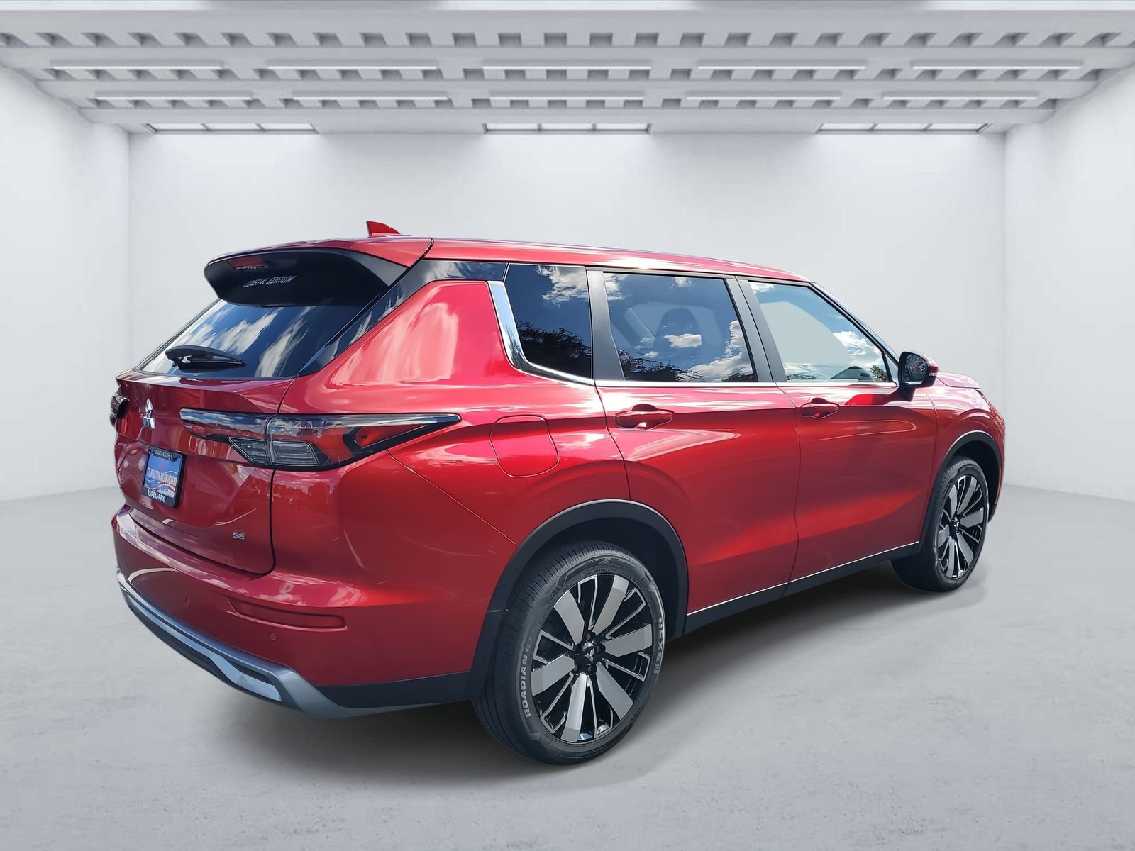 New 2025 Mitsubishi Outlander SE image 4