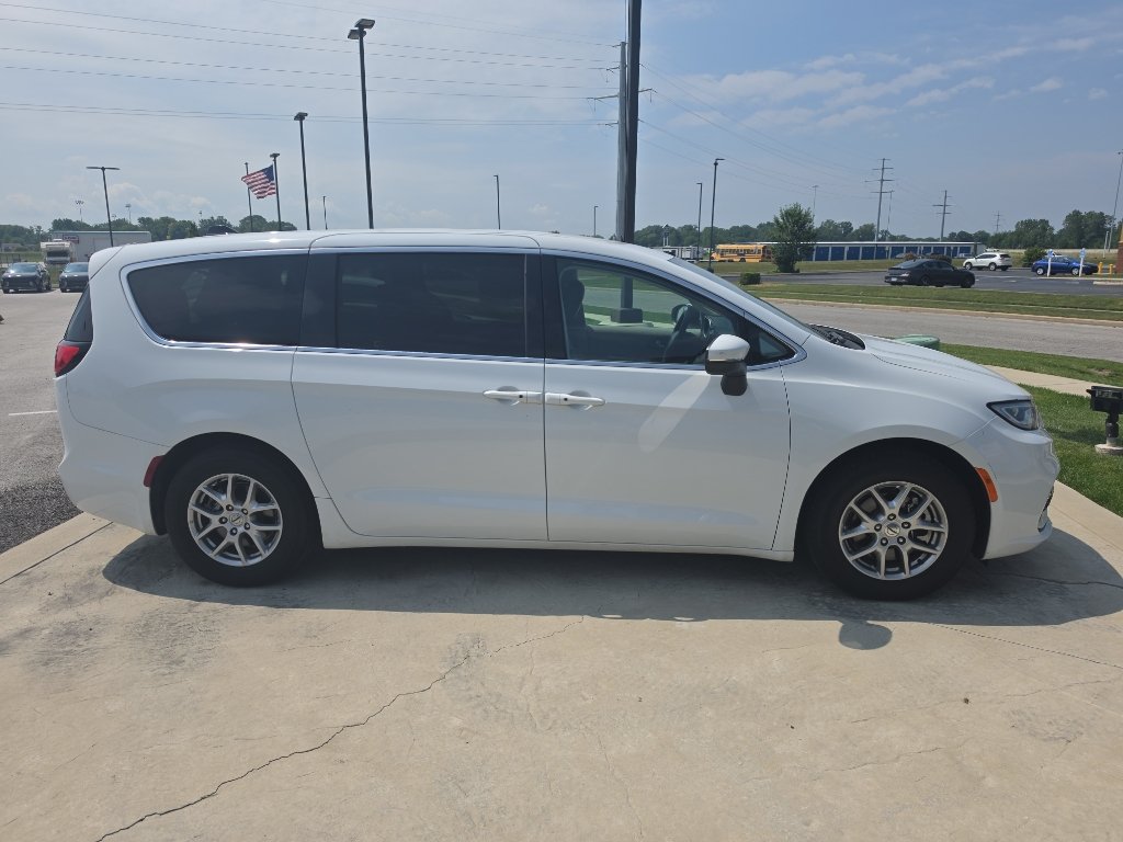 Used 2023 Chrysler Pacifica Touring-L FWD image 4