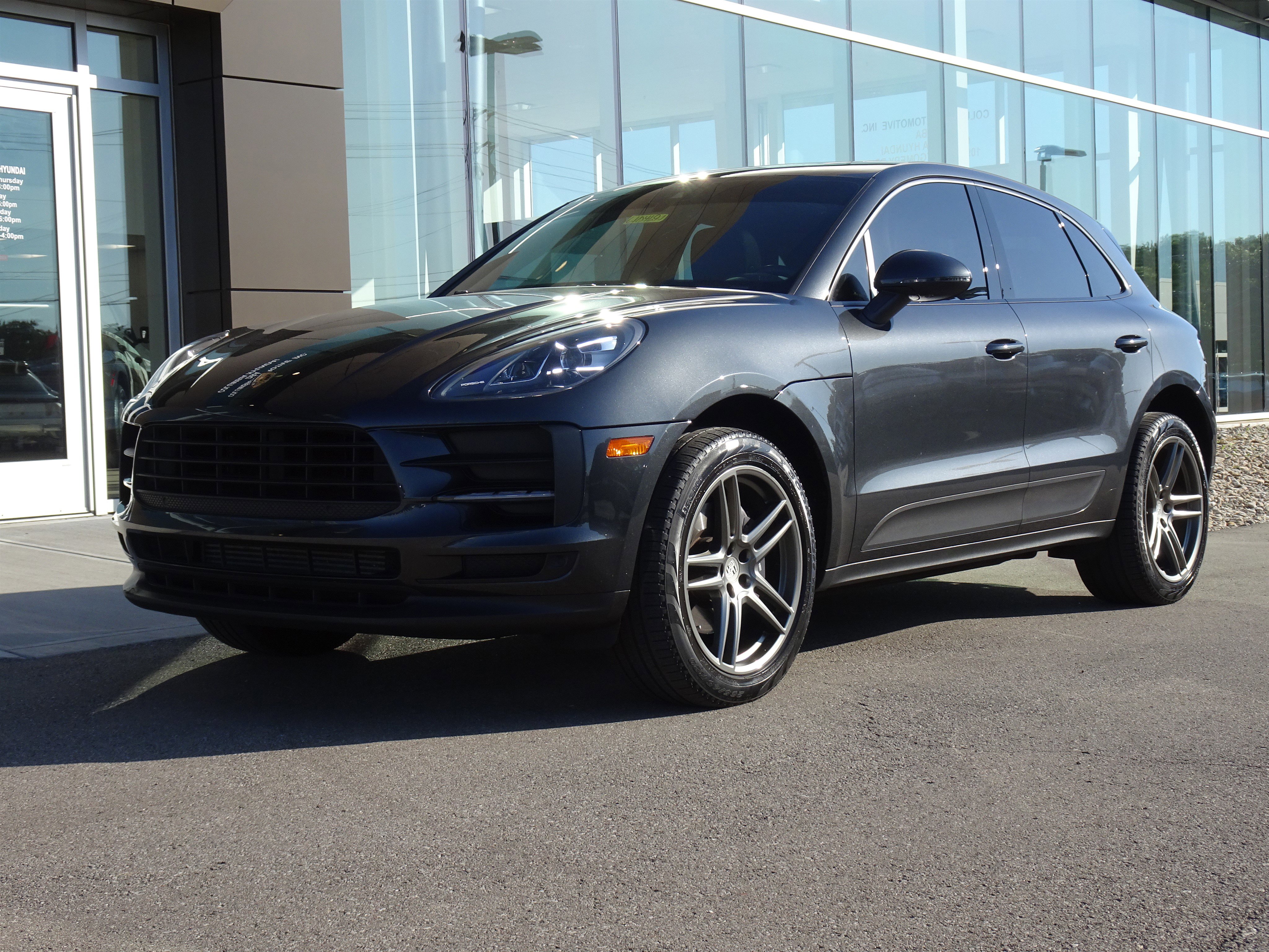 Used 2021 Porsche Macan AWD/4WD image 1