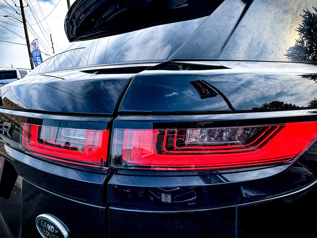 Used 2018 Land Rover Range Rover Velar R-Dynamic SE image 8