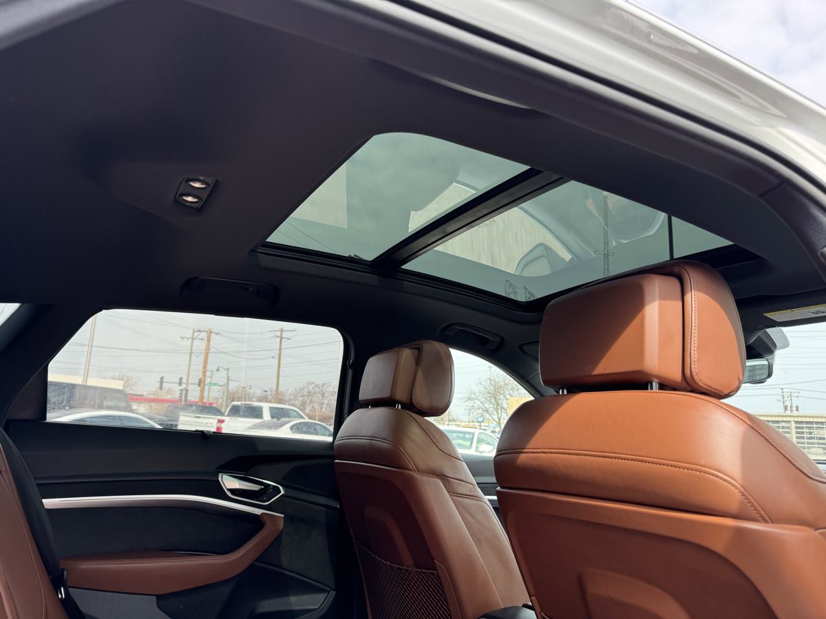 Used 2019 Audi e-tron Prestige w/ Prestige Package image 37