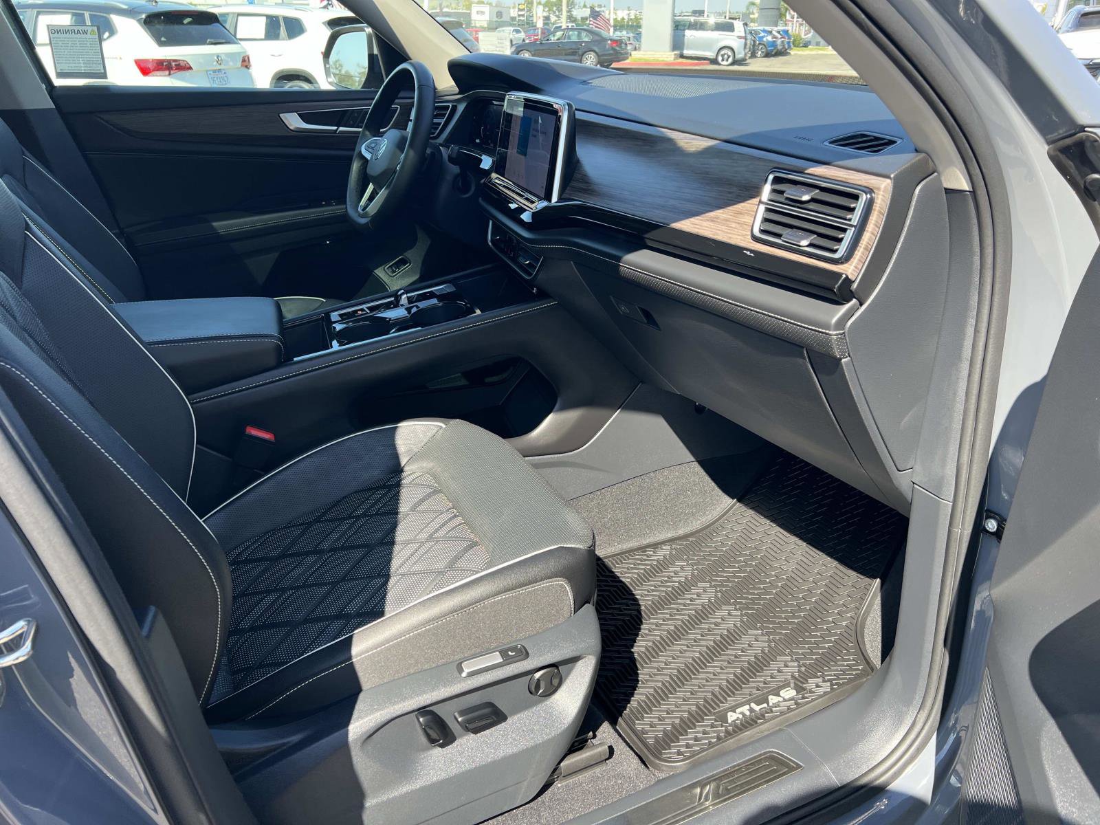 Certified 2025 Volkswagen Atlas SEL Premium R-Line image 34