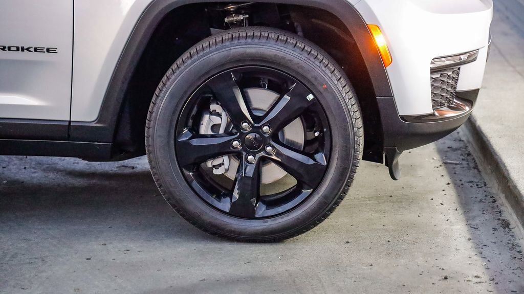 New 2025 Jeep Grand Cherokee L Limited w/ Black Appearance Package image 11