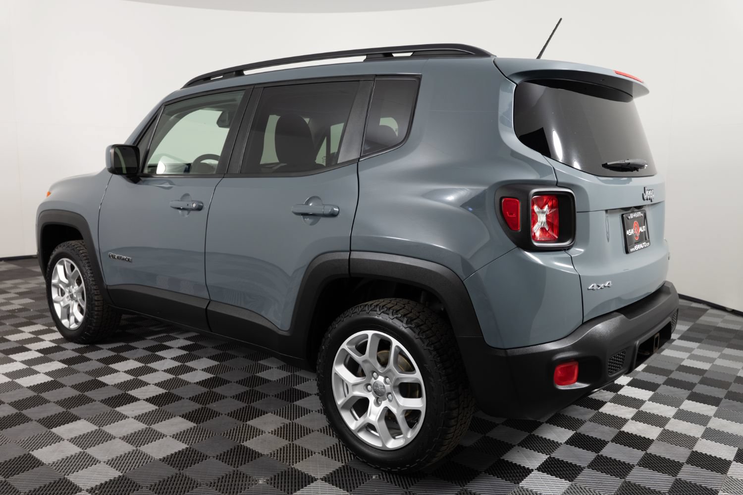 Used 2017 Jeep Renegade Latitude w/ Trailer Tow Group AWD/4WD image 4