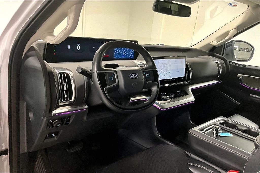 Used 2025 Ford Expedition Platinum AWD/4WD image 16
