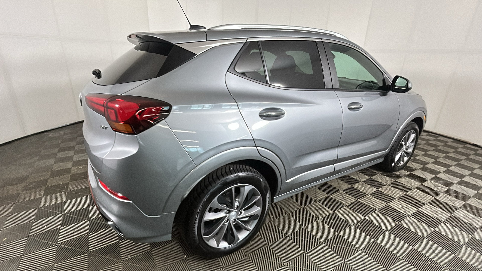 Used 2023 Buick Encore GX Select w/ Sport Touring Package FWD image 3