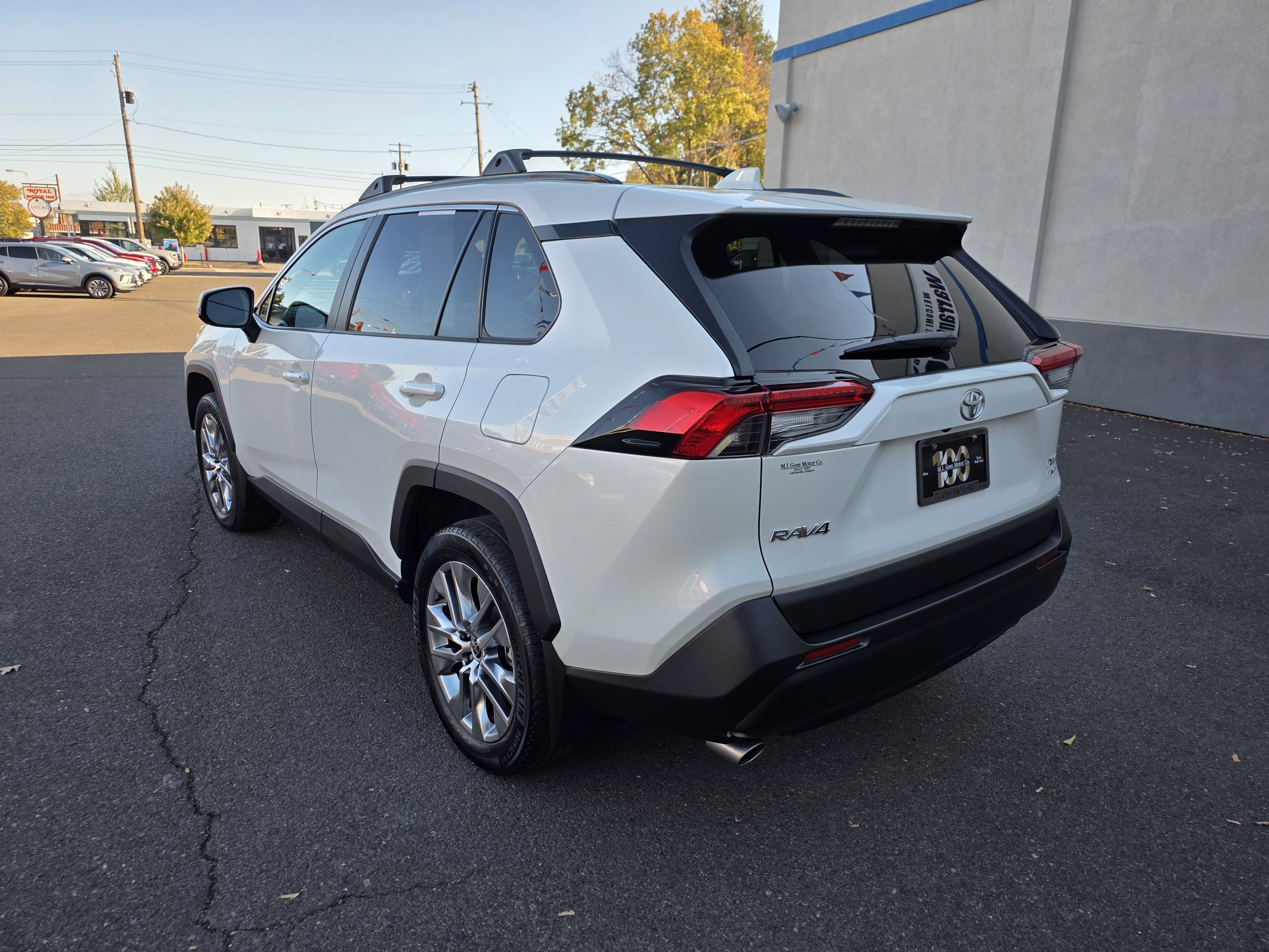 Used 2021 Toyota RAV4 XLE Premium image 6