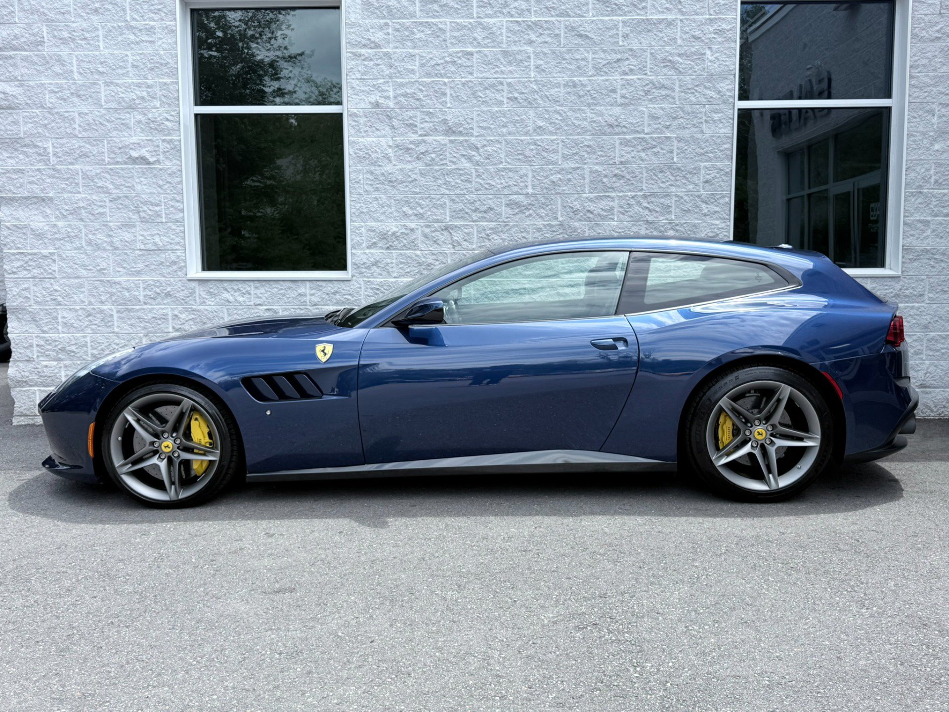 Used 2019 Ferrari GTC4Lusso AWD/4WD image 4