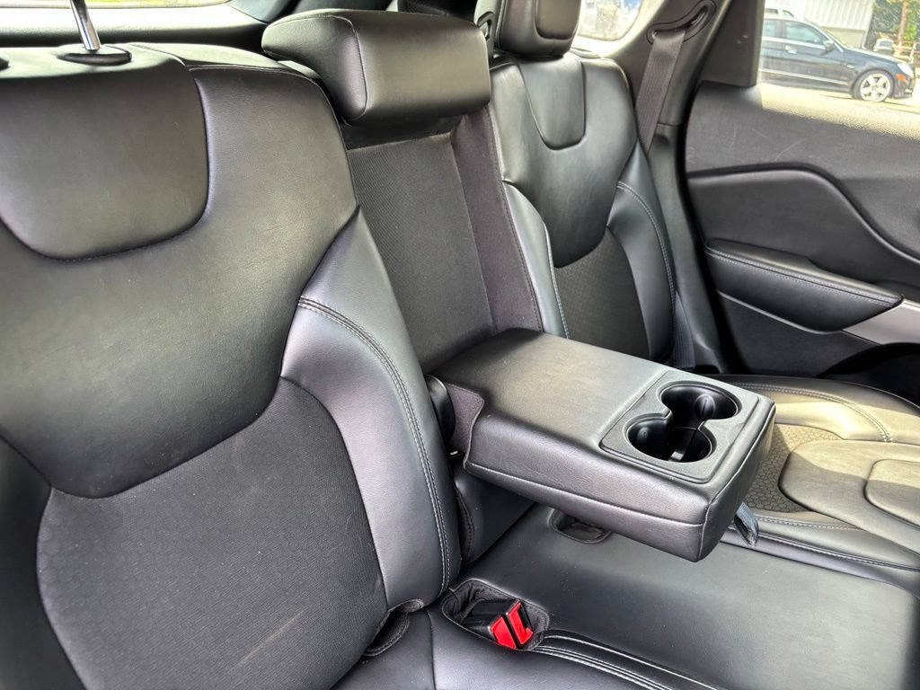 Used 2019 Jeep Cherokee Latitude Plus w/ Cold Weather Group AWD/4WD image 25
