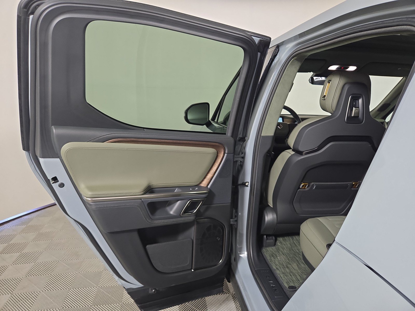 Used 2024 Rivian R1T Adventure AWD/4WD image 17