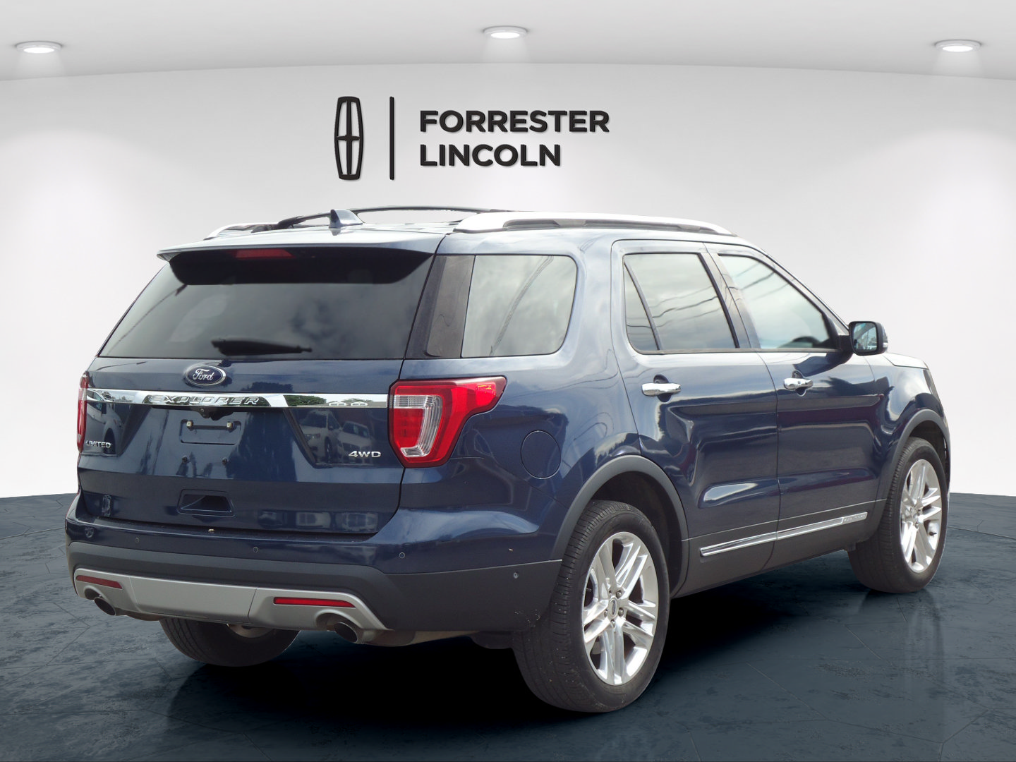 Used 2017 Ford Explorer Limited w/ Equipment Group 301A AWD/4WD image 3